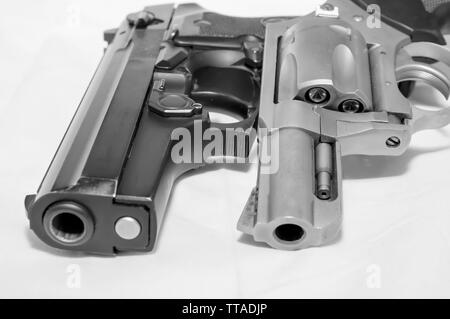 Deux armes de poing, un pistolet de calibre 40 et un revolver Magnum 357 tourné en noir et blanc Banque D'Images