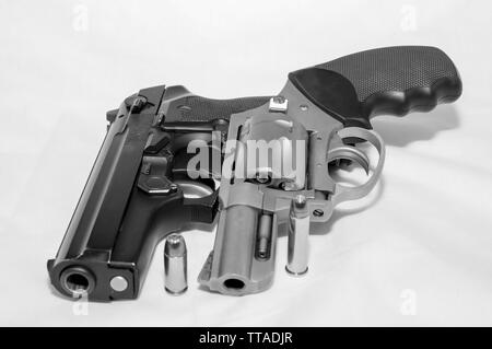 Deux armes de poing, un pistolet de calibre 40 et un revolver Magnum 357 avec une balle pour chaque tourné en noir et blanc Banque D'Images