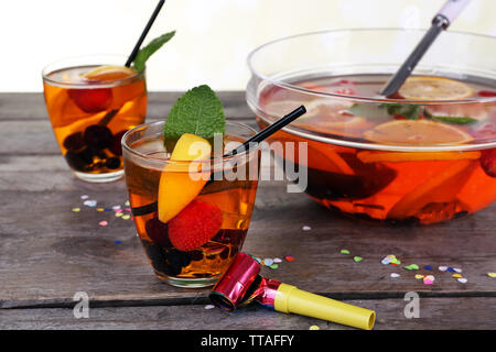 La sangria dans un bol et les verres sur la table en bois close up Banque D'Images