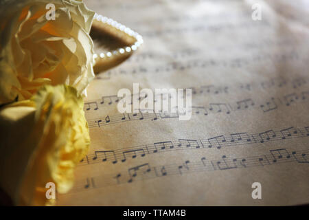 Belles roses avec des perles sur les feuilles de musique historique Banque D'Images