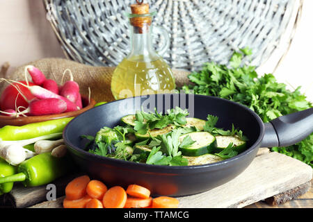 Courgettes en rondelles dans le moule sur une table, closeup Banque D'Images