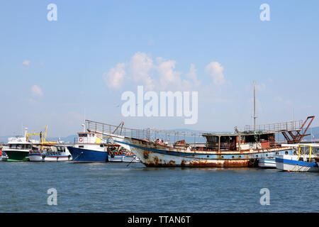 Old rusty navire au port Nessebar Bulgarie Banque D'Images