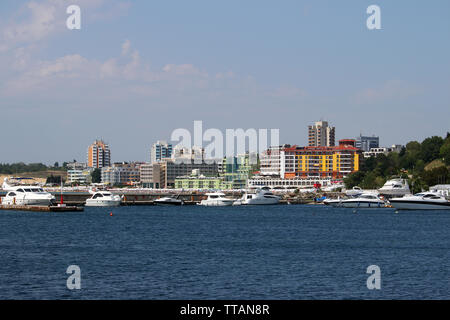 Port avec bateaux et bâtiments de l'hôtel Nessebar Bulgarie saison d'été Banque D'Images