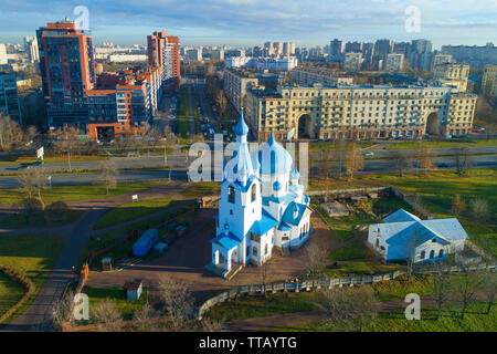 SAINT-PÉTERSBOURG, RUSSIE - 05 NOVEMBRE 2018 : l'église de la nativité dans le contexte du paysage urbain dans le matin de novembre Banque D'Images