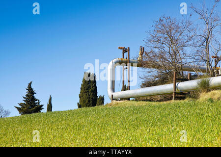 Centrale géothermique en Toscane hills with copy space Banque D'Images