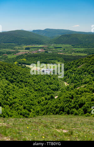 Collegiate de Roncevaux en Navarre, étape importante sur la route de Santiago et un abri pour les pèlerins, historique col de Roncevaux, Camino navarro (Navarr Banque D'Images