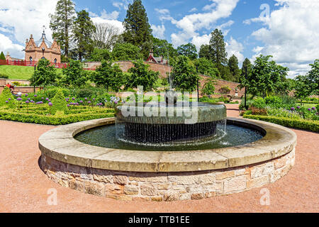 La Reine Elisabeth à la fontaine jardins clos de Dumfries House et jardin à Dumfries House Estate près de Cumnock East Ayrshire Scotland UK Banque D'Images