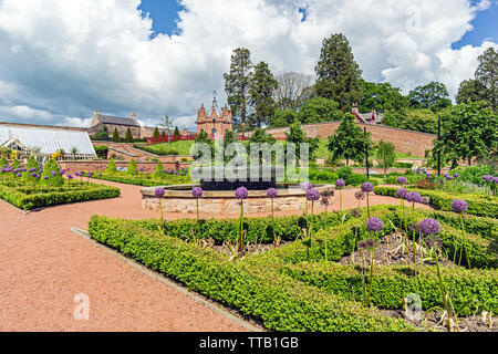 La Reine Elisabeth à la fontaine jardins clos de Dumfries House et jardin à Dumfries House Estate près de Cumnock East Ayrshire Scotland UK Banque D'Images