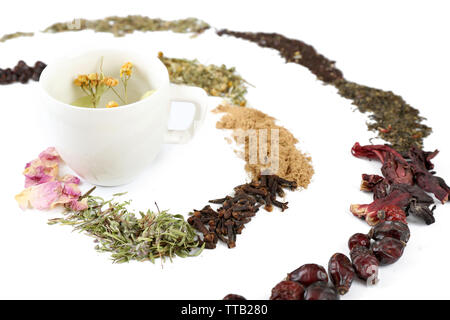 Tasse de thé de fines herbes avec différentes sortes d'herbes séchées isolated on white Banque D'Images