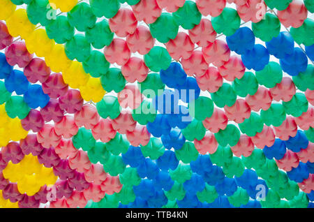 Résumé fond de bouteilles en plastique de différentes couleurs. Banque D'Images