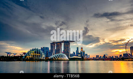 Singapour-Mai 19, 2019 : Paysage urbain et moderne de Singapour ville financière en Asie. Vue de la baie de la marina de Singapour. Paysage de nuit Banque D'Images