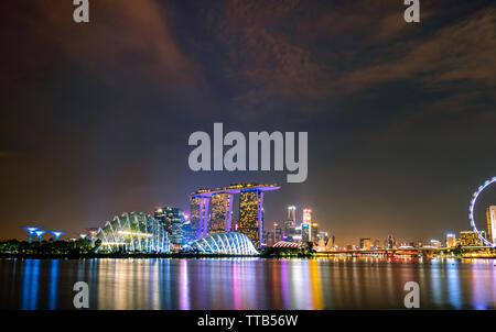 Singapour-Mai 19, 2019 : Paysage urbain et moderne de Singapour ville financière en Asie. Vue de la baie de la marina de Singapour. Paysage de nuit Banque D'Images