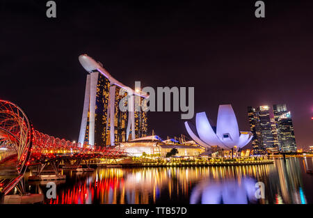 Singapour-Mai 19, 2019 : Paysage urbain et moderne de Singapour ville financière en Asie. Vue de la baie de la marina de Singapour. Paysage de nuit Banque D'Images