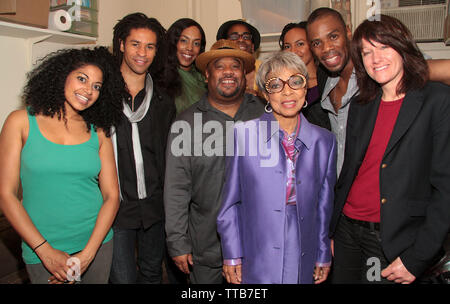 New York, USA. 19 Juin, 2008. Ruby Dee au cocktail de bienvenue backstage avec le casting de 'étrange' au théâtre Belasco. Crédit : Steve Mack/Alamy Banque D'Images