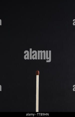 Match Photo sur fond noir, vertical, close-up Banque D'Images