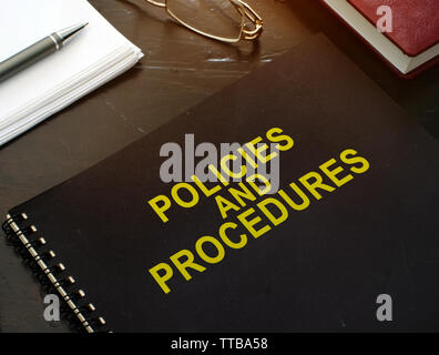 Les politiques et les procédures des documents d'entreprise sur un bureau. Banque D'Images