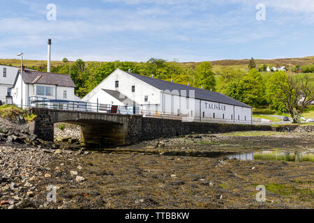 La Distillerie Talisker, un single malt scotch whisky Distillery, sur la côte ouest de Skye Loch Harport à Carbost par sur l'île de Skye, Écosse, Royaume-Uni Banque D'Images