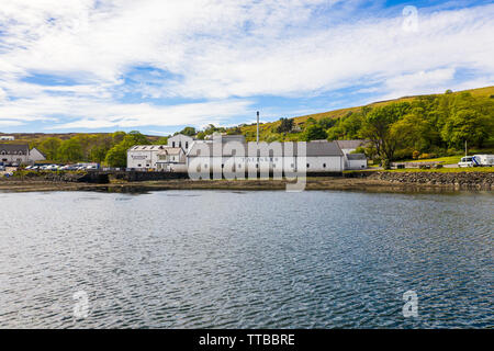 Vue aérienne de la Distillerie Talisker, un single malt scotch whisky Distillery, sur la côte ouest de Skye sur les rives du Loch Harport à Carbost sur Banque D'Images