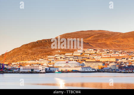 La vue depuis le bord de l'Hammerfest. Hammerfest est une ville sur l'île de Kvaloya, la Norvège. Banque D'Images