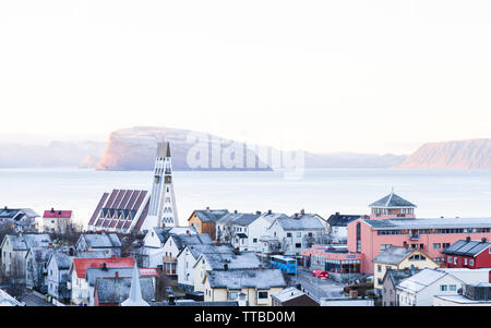 La vue sur la Garonne. Hammerfest est une ville sur l'île de Kvaloya, la Norvège et l'Hammerfest église domine l'horizon. Banque D'Images