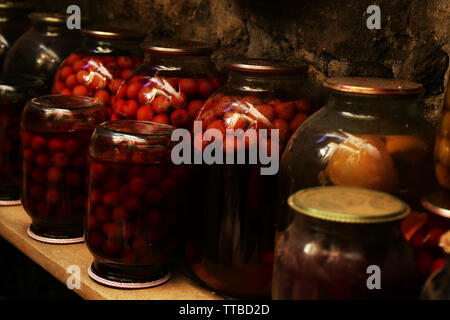 Accueil préservation dans des bocaux en verre en cave, gros plan Banque D'Images
