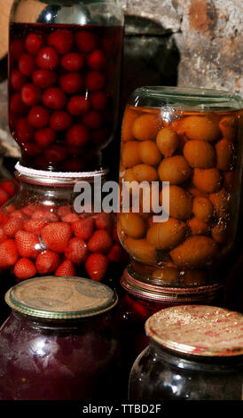Accueil préservation dans des bocaux en verre en cave, gros plan Banque D'Images