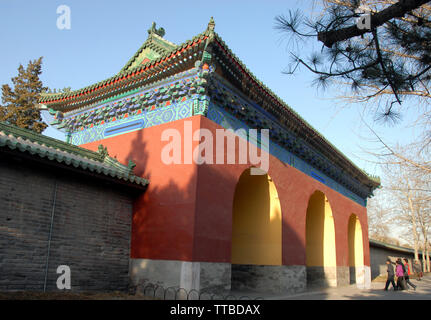 L'entrée et la passerelle pour le Temple du Ciel (Tiantan) à Pékin, en Chine. Tian Tan signifie Autel du ciel. Temple du Ciel, d'entrée, porte d'entrée rouge. Banque D'Images