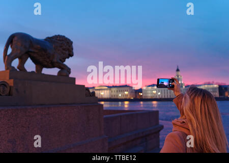 Coucher du soleil sur l'Amirauté Embankment, Saint Petersburg, Russie Banque D'Images