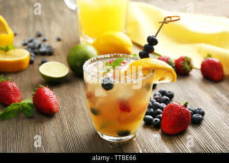 Verre de jus de fruits avec du citron sur la table en bois, gros plan Banque D'Images