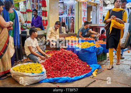 Flower stall sur le marché des fruits et légumes Devaraja, Mysore, Karnataka, Inde Banque D'Images