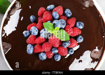 Délicieux gâteau au chocolat avec des fruits d'été, vue du dessus Banque D'Images