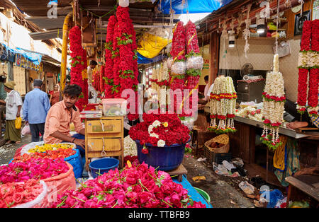 Flower stall sur le marché des fruits et légumes Devaraja, Mysore, Karnataka, Inde Banque D'Images