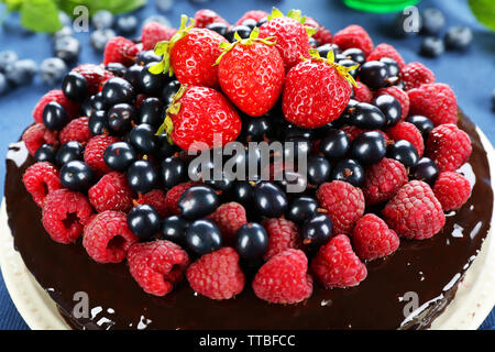 Délicieux gâteau au chocolat avec des fruits d'été, gros plan Banque D'Images