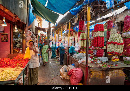 Flower stall sur le marché des fruits et légumes Devaraja, Mysore, Karnataka, Inde Banque D'Images