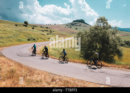 Un groupe de cycliste dans la belle route, vacances d'été, routes d'Iran, l'été d'Iran, vacances avec le vélo, une équipe de cycliste. Banque D'Images