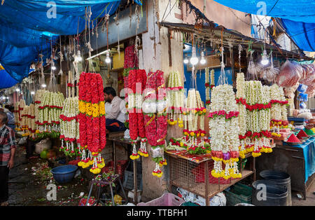 Flower stall sur le marché des fruits et légumes Devaraja, Mysore, Karnataka, Inde Banque D'Images