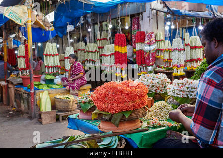 Flower stall sur le marché des fruits et légumes Devaraja, Mysore, Karnataka, Inde Banque D'Images