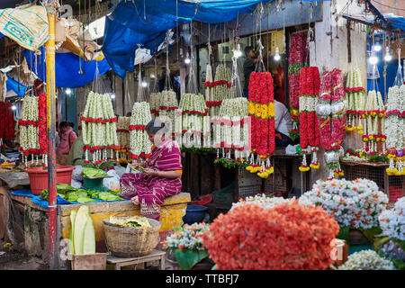 Flower stall sur le marché des fruits et légumes Devaraja, Mysore, Karnataka, Inde Banque D'Images