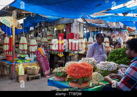 Flower stall sur le marché des fruits et légumes Devaraja, Mysore, Karnataka, Inde Banque D'Images