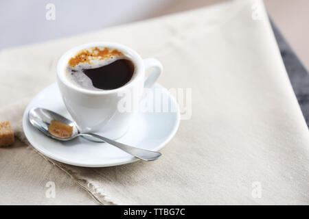 Tasse de café sur la table avec des nappes, gros plan Banque D'Images