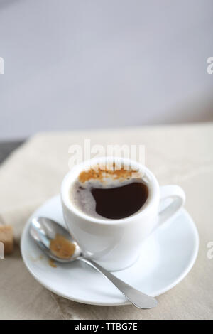 Tasse de café sur la table avec des nappes, gros plan Banque D'Images