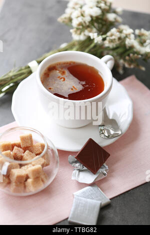 Tasse de café aromatisé avec du chocolat sur la table avec des nappes, gros plan Banque D'Images