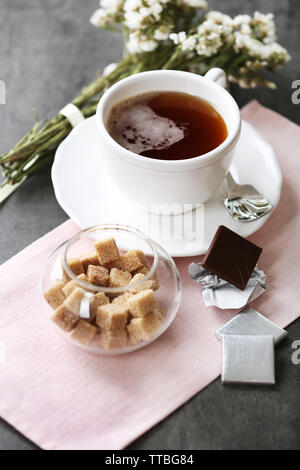 Tasse de café aromatisé avec du chocolat sur la table avec des nappes, gros plan Banque D'Images