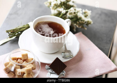 Tasse de café aromatisé avec du chocolat sur la table avec des nappes, gros plan Banque D'Images