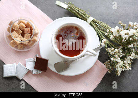 Tasse de café aromatisé avec du chocolat sur la table avec des nappes, gros plan Banque D'Images