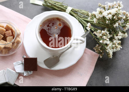 Tasse de café aromatisé avec du chocolat sur la table avec des nappes, gros plan Banque D'Images