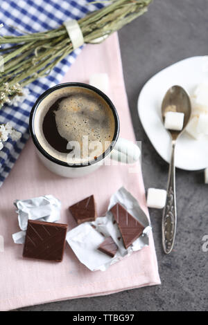 Tasse de café aromatisé avec du chocolat sur la table avec des nappes, gros plan Banque D'Images