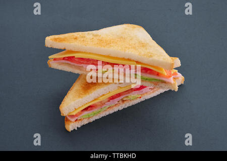 Club sandwich au fromage, jambon, concombre et sauce Banque D'Images