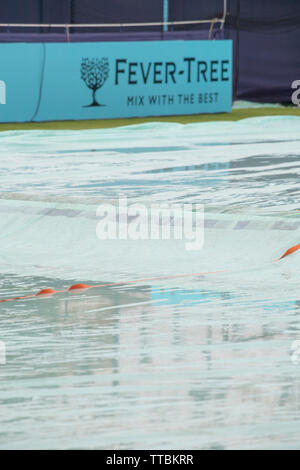 La Queens Club, London, UK. 16 juin 2019. Matin à l'horaire de pratique Fever Tree Championnats est réduite avec de la pluie de tomber. Credit : Malcolm Park/Alamy Live News. Banque D'Images