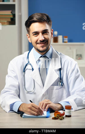 Un médecin travaillant à l'office de tourisme Banque D'Images